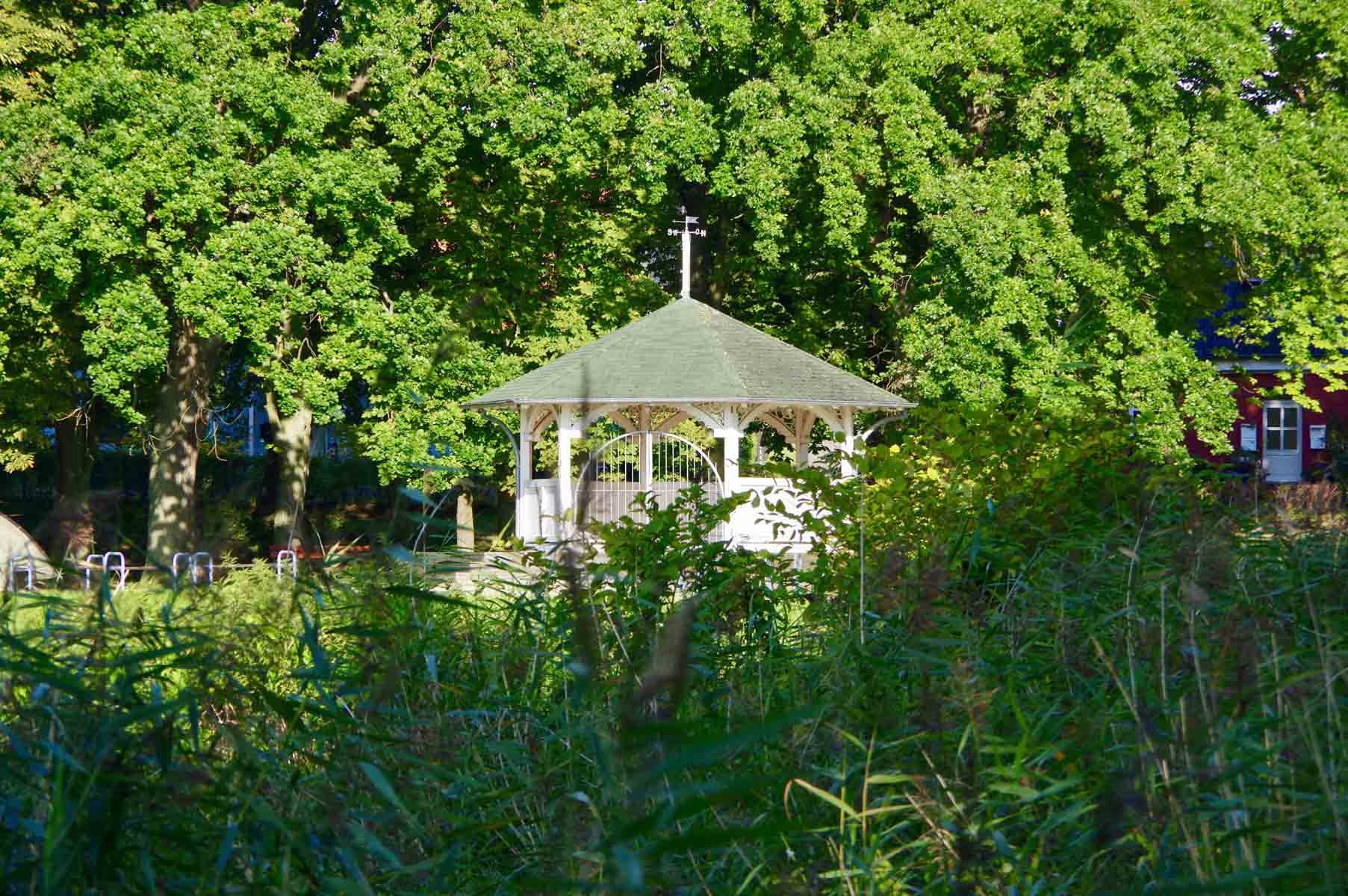 Umgebung_Bild-mit-Pavillon.jpg